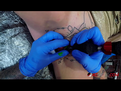 ❤️ Tsis tshua muaj tattooed hottie Sully Savage tau txais tattoo ntawm nws clitoris ❤️ Liab porn ntawm peb ☑